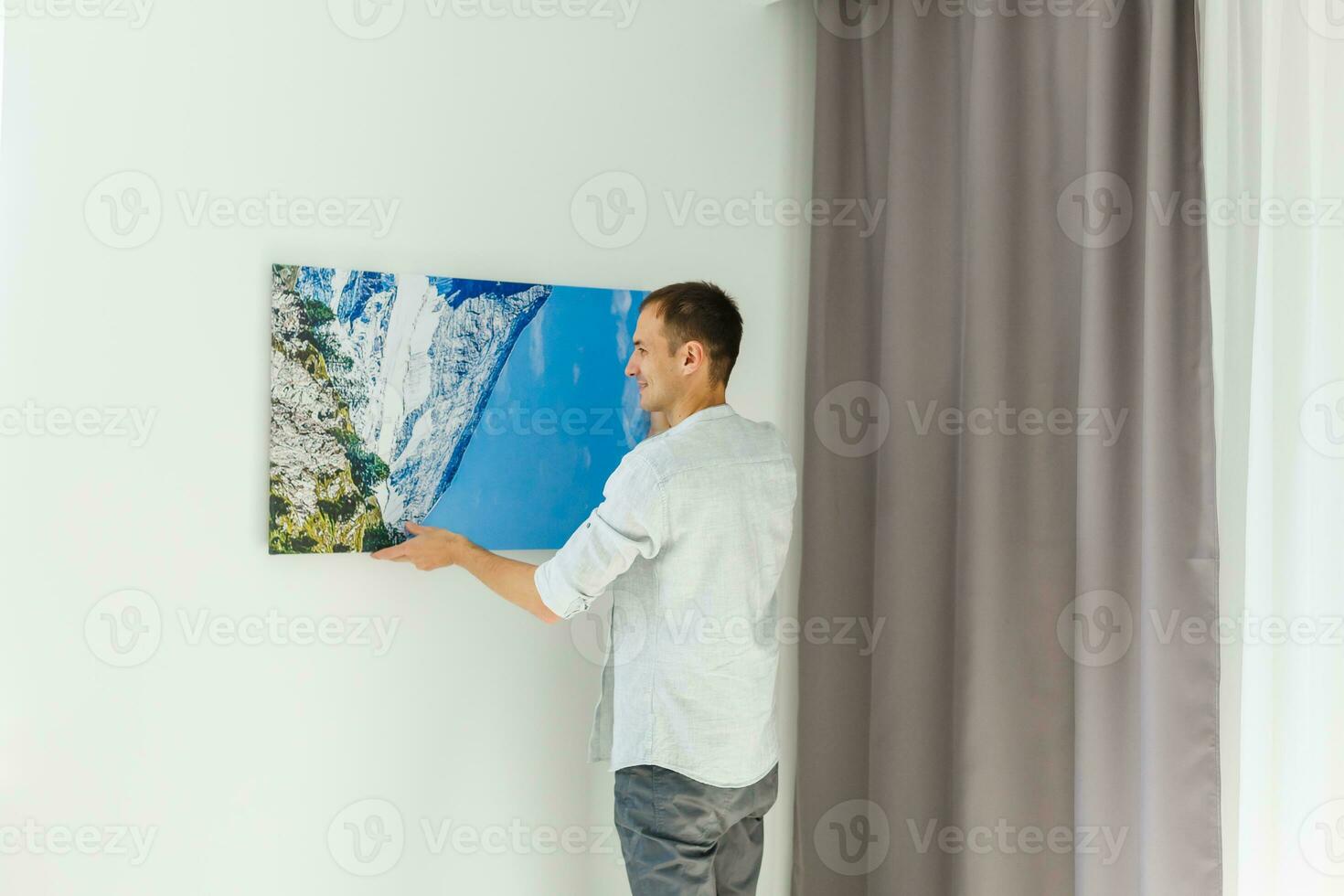Mens houdt canvas in de interieur foto