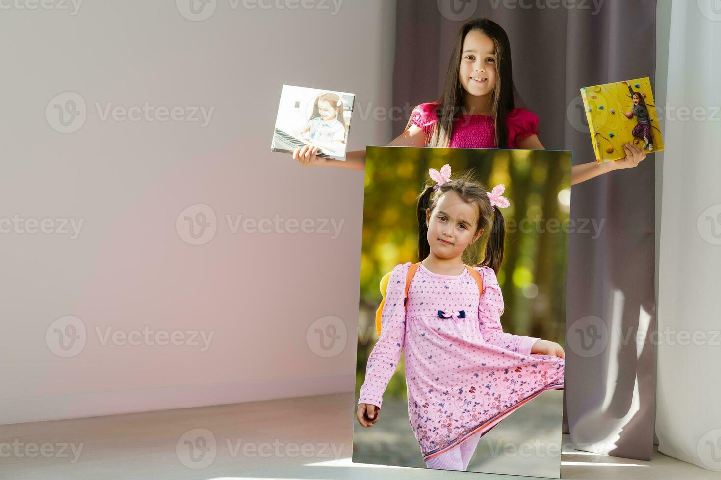schattig weinig meisje Holding foto canvas Bij huis