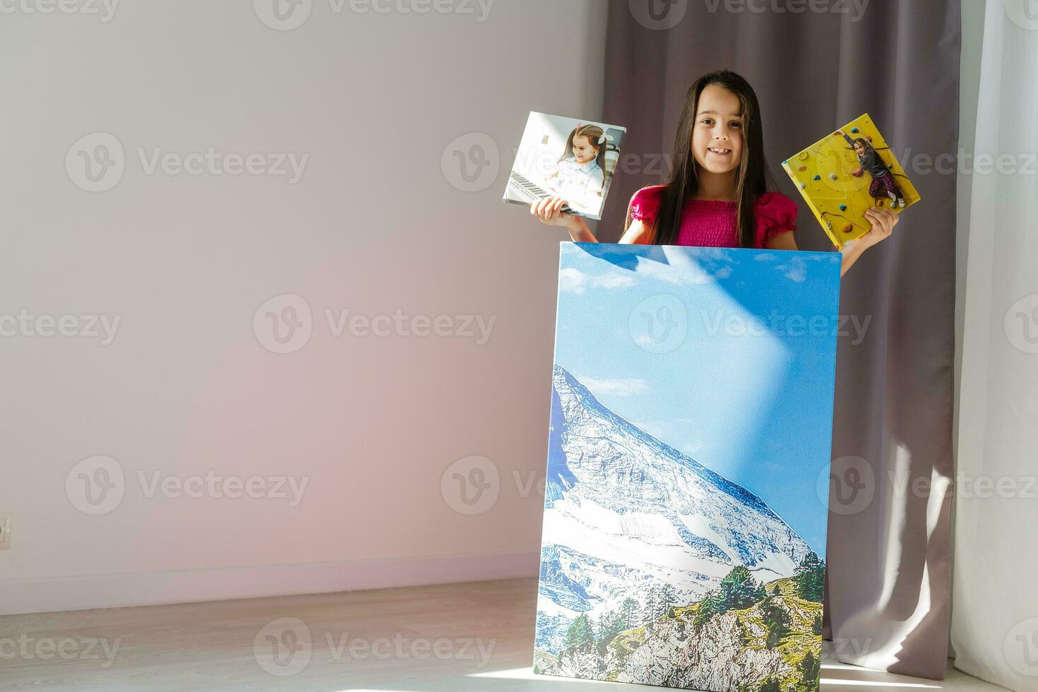 een gelukkig weinig meisje houdt canvas Bij huis foto