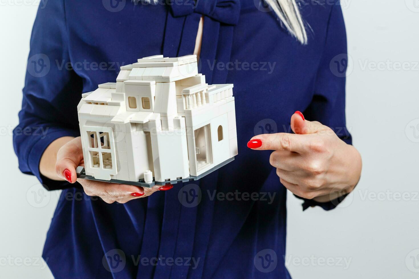 vrouw houdt mockup Bij huis geïsoleerd Aan wit muur achtergrond. foto