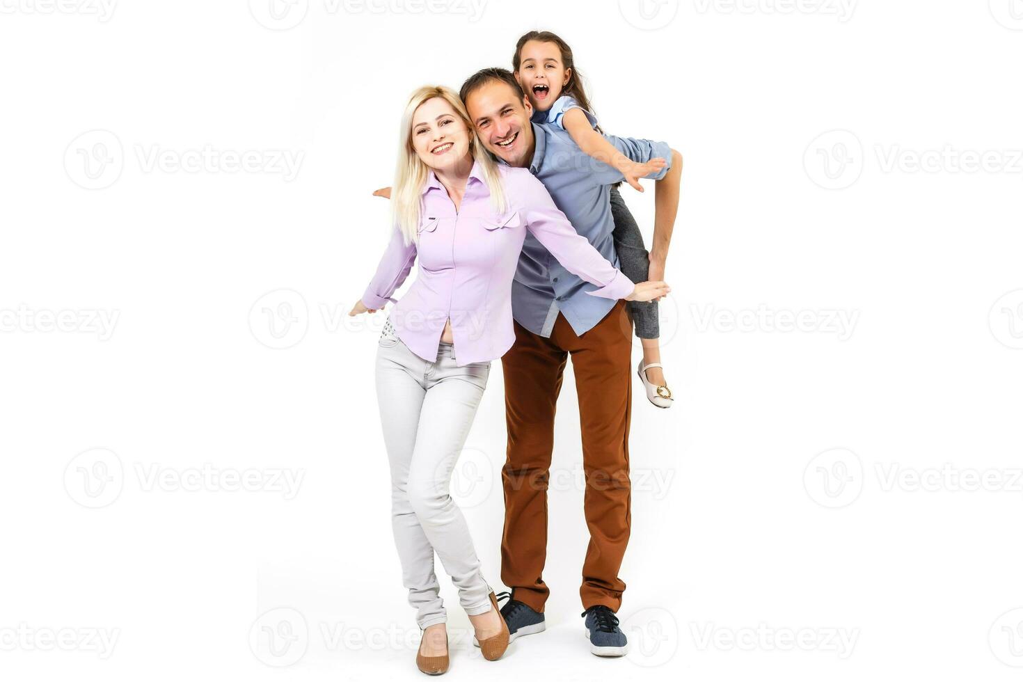 gelukkig jong familie met mooi kind poseren Aan wit achtergrond foto