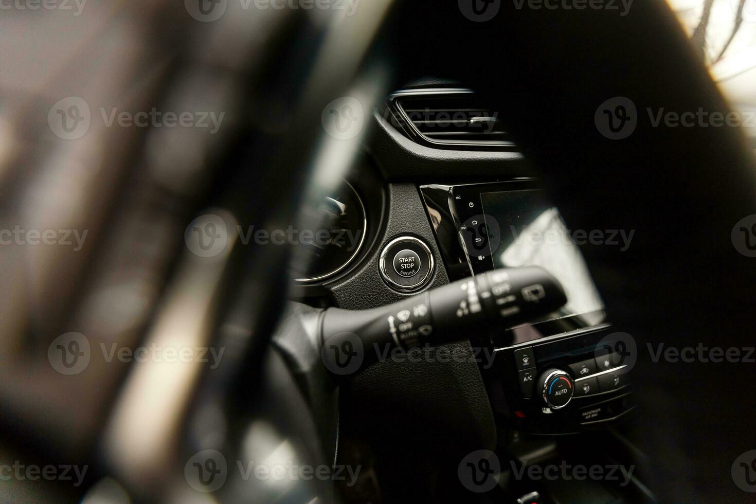 auto stuurinrichting wiel. voertuig interieur. interieur visie van auto met zwart salon. foto