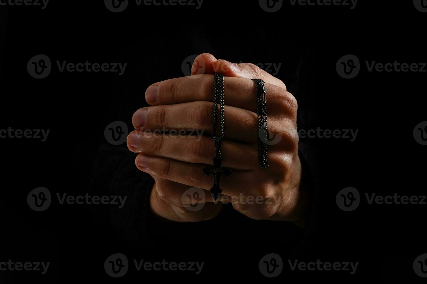 Mens bidden voor iets over- de zwart achtergrond foto
