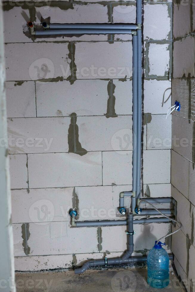 ontmanteling en vervangen versleten oud riool pijpen in een appartement van een meerdere verdiepingen woon- gebouw. een momentopname van de toilet, de toilet heeft geweest ontmanteld. riool stijger VERWIJDERD. foto