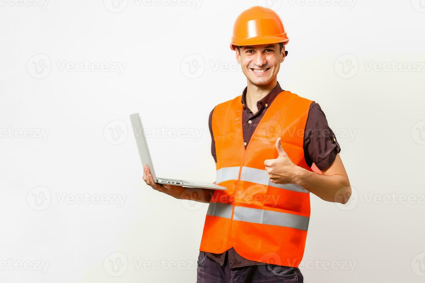 vriendelijk bouw arbeider Holding een laptop met zwart ruimte voor uw bericht. geïsoleerd Aan wit. foto