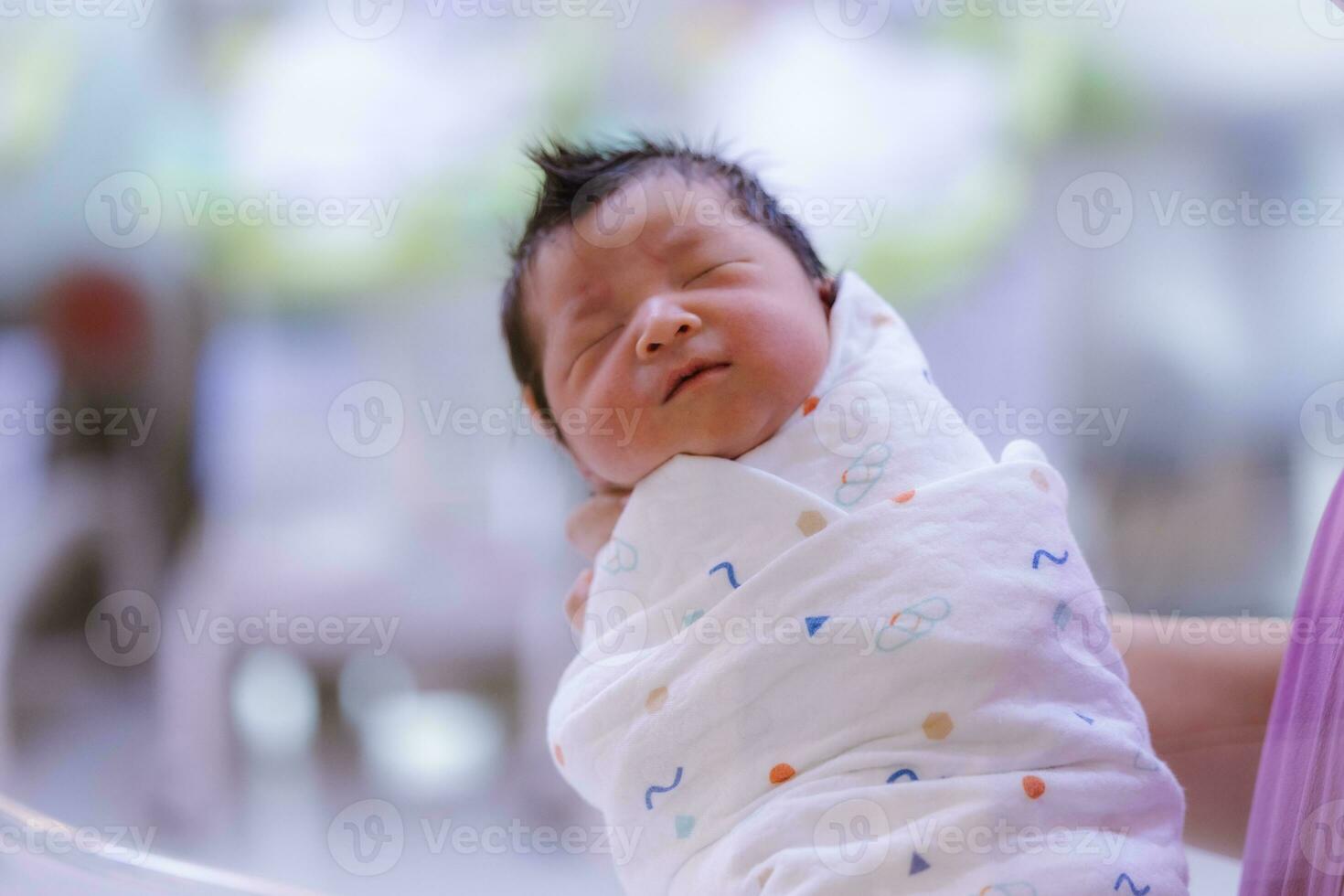 de baby jongen was alleen maar geboren met baby kleding verpakt in de omgeving van de geheel lichaam foto