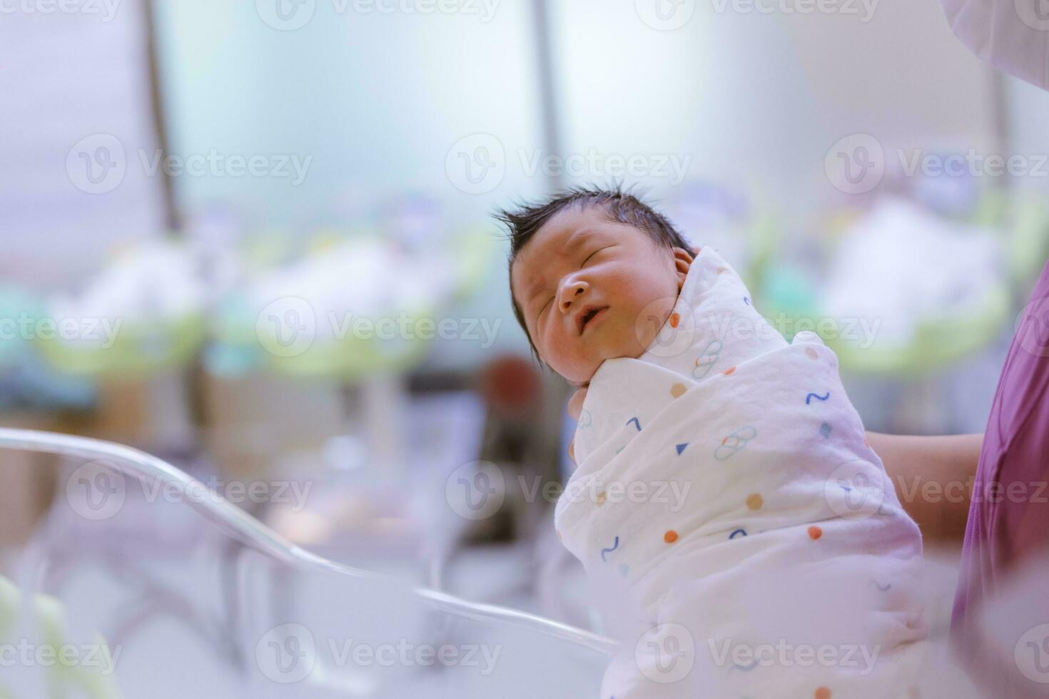 de baby jongen was alleen maar geboren met baby kleding verpakt in de omgeving van de geheel lichaam foto