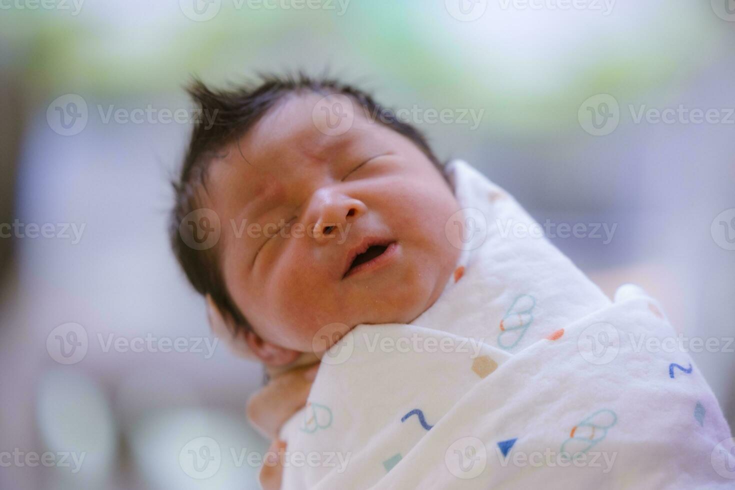 de baby jongen was alleen maar geboren met baby kleding verpakt in de omgeving van de geheel lichaam foto