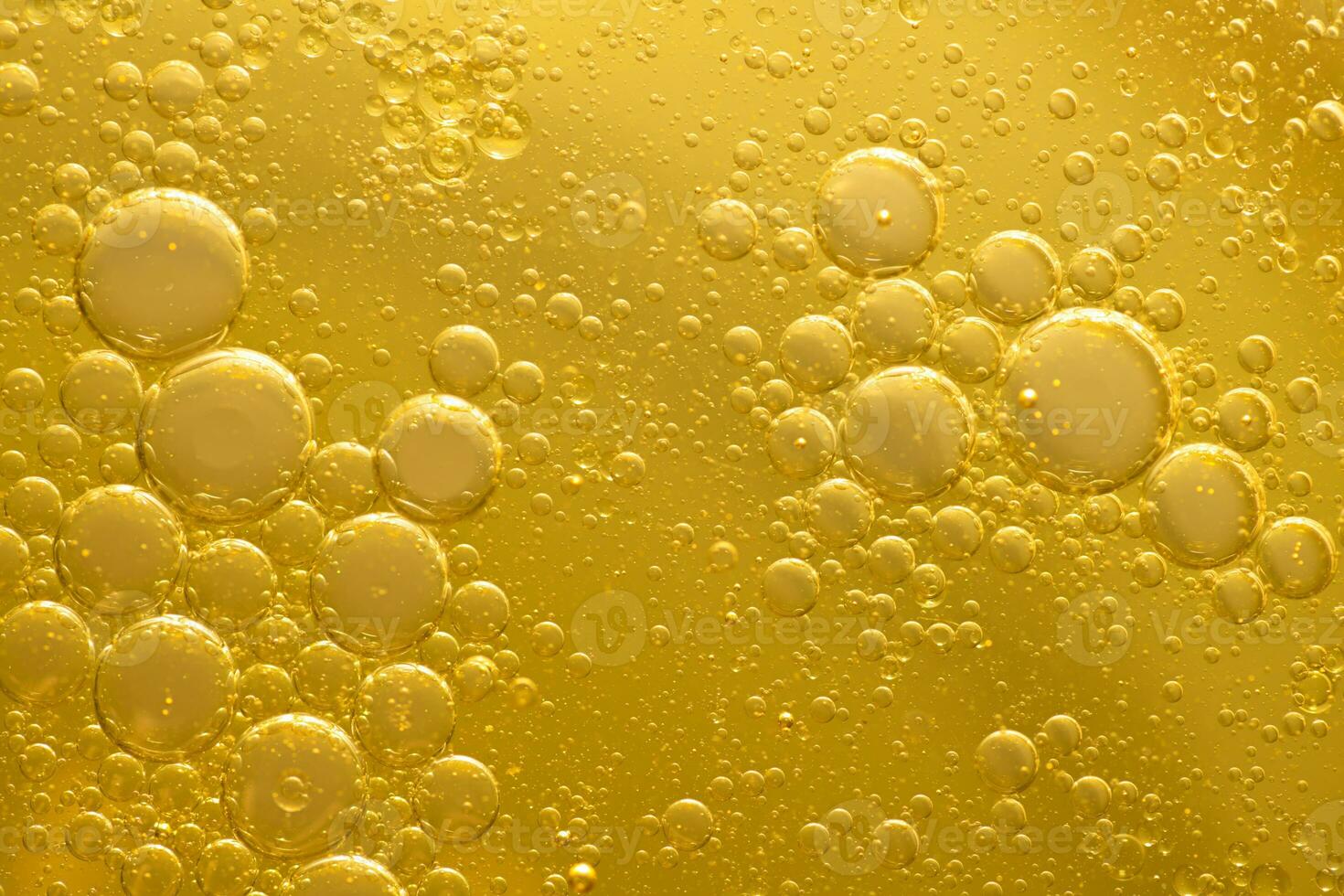 olie bubbel structuur Aan goud achtergrond. foto
