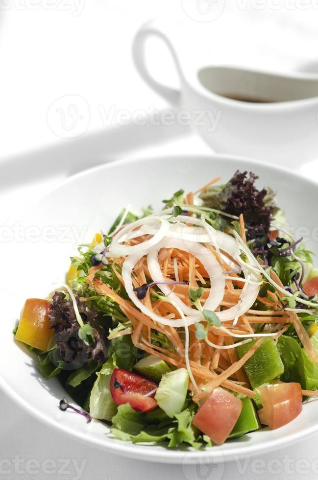 verse biologische gemengde groente vegan tuinsalade met vinaigrettesaus foto