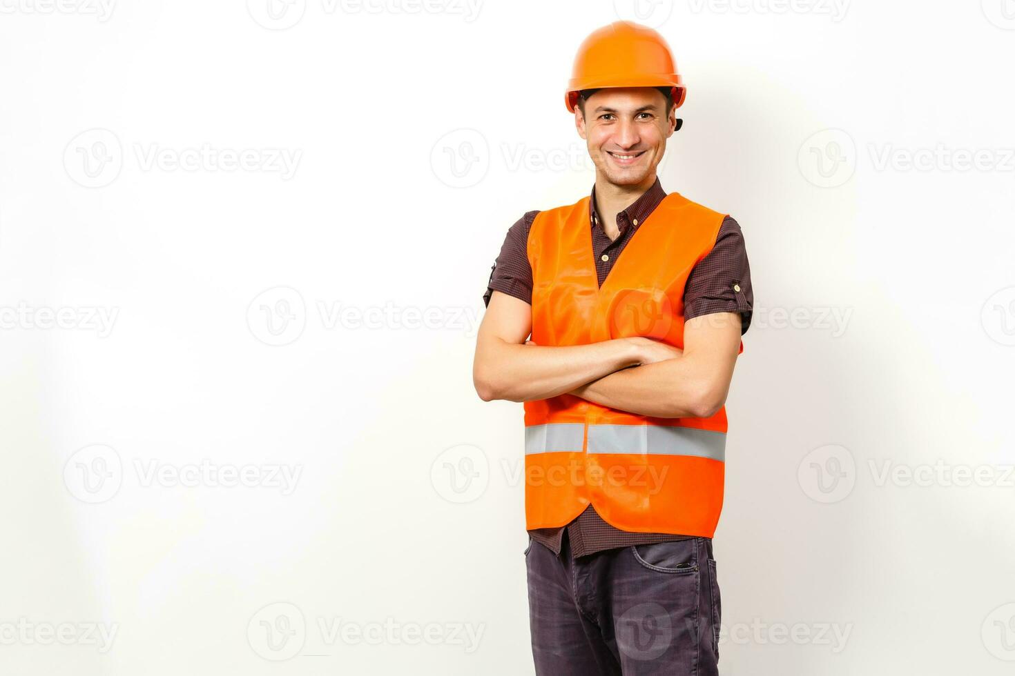 glimlachen arbeider in beschermend uniform en beschermend helm geïsoleerd Aan wit foto
