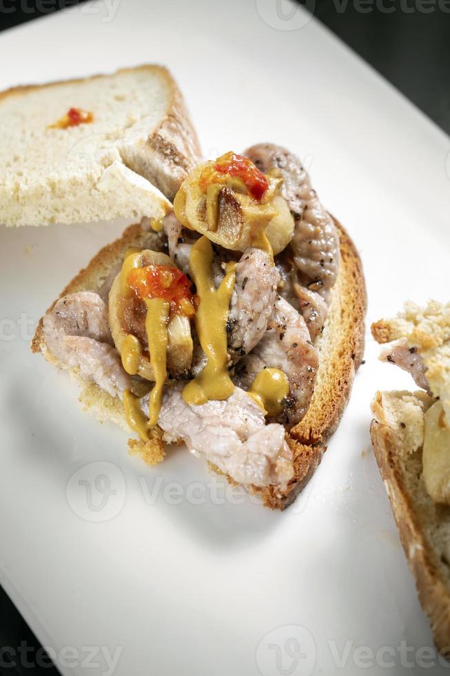 beroemde traditionele Portugese bifana-snack met varkensvlees in het café van Lissabon foto