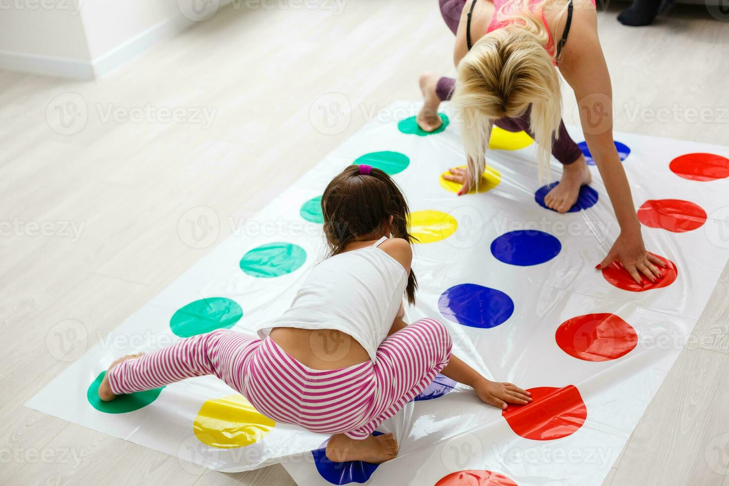 kind meisje en moeder spelen samen Bij huis foto