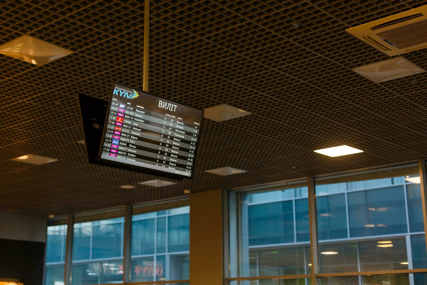 kiev, Oekraïne - dec 31, 2019 elektronisch bord van vertrek Bij de luchthaven Zhuliany kiev foto