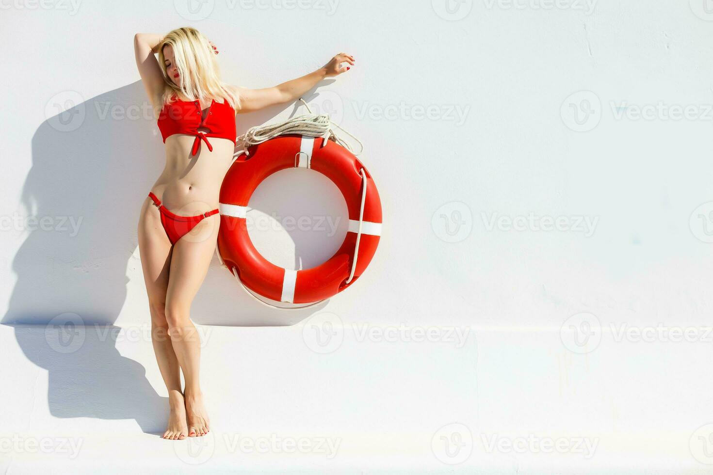 vrouw poseren met een reddingsboei. badmeester concept. foto
