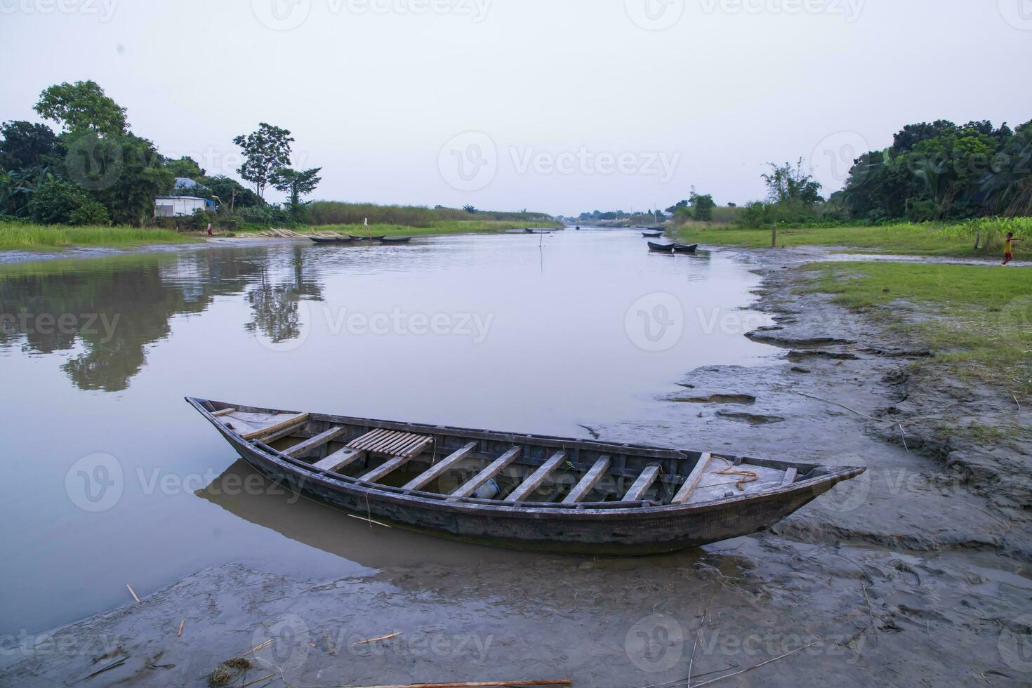 landschap visie van traditioneel houten visvangst boten Aan de kust van de padma rivier- in Bangladesh foto