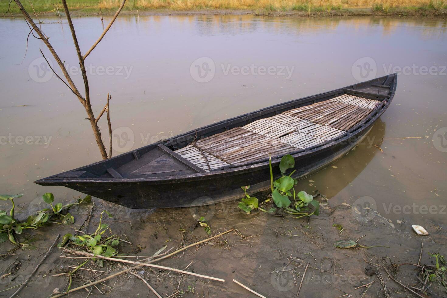 landschap visie van traditioneel houten visvangst boten Aan de kust van de padma rivier- in Bangladesh foto