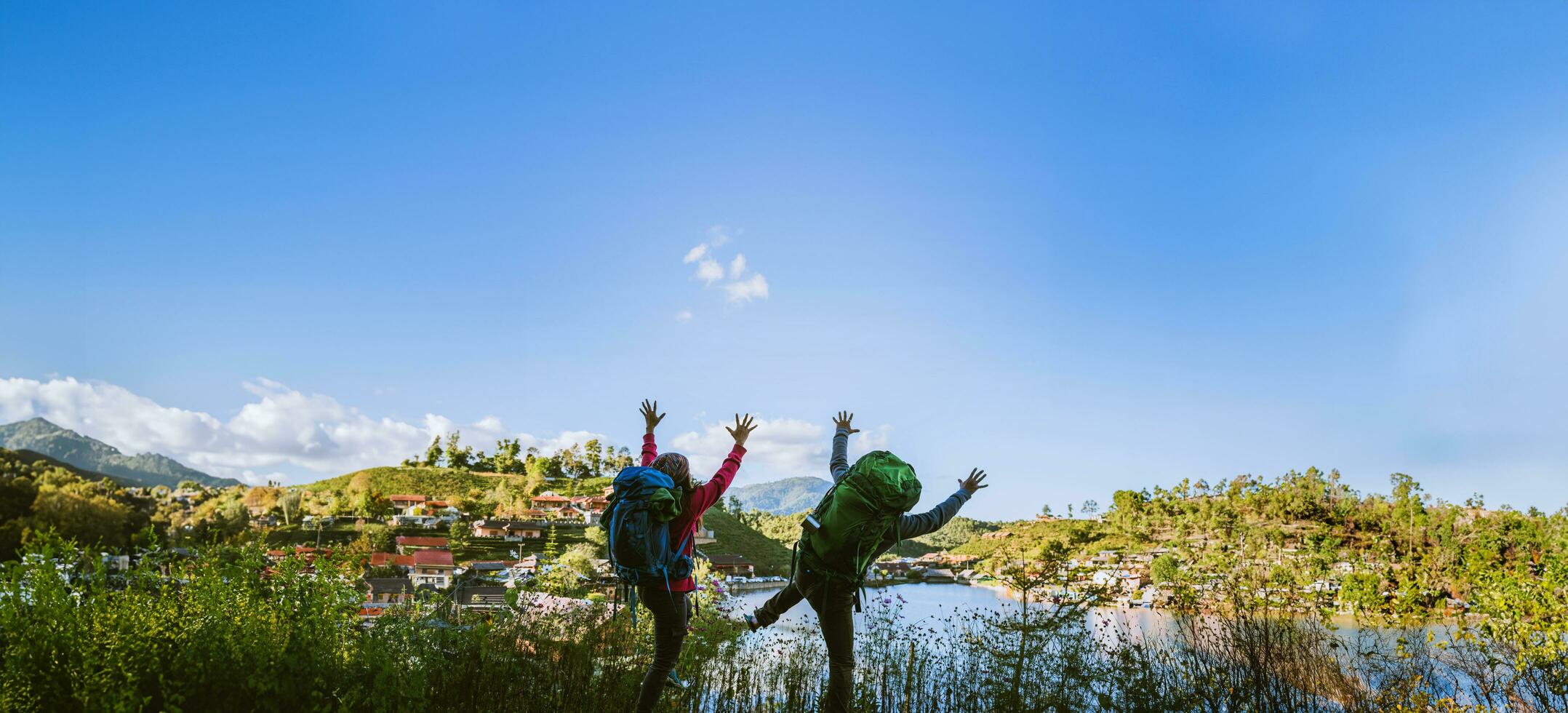 minnaar vrouwen en mannen aziaten reizen ontspannen in de vakantie. sta op zoek landschap op de bergen. blij met ontspannend toerisme. foto