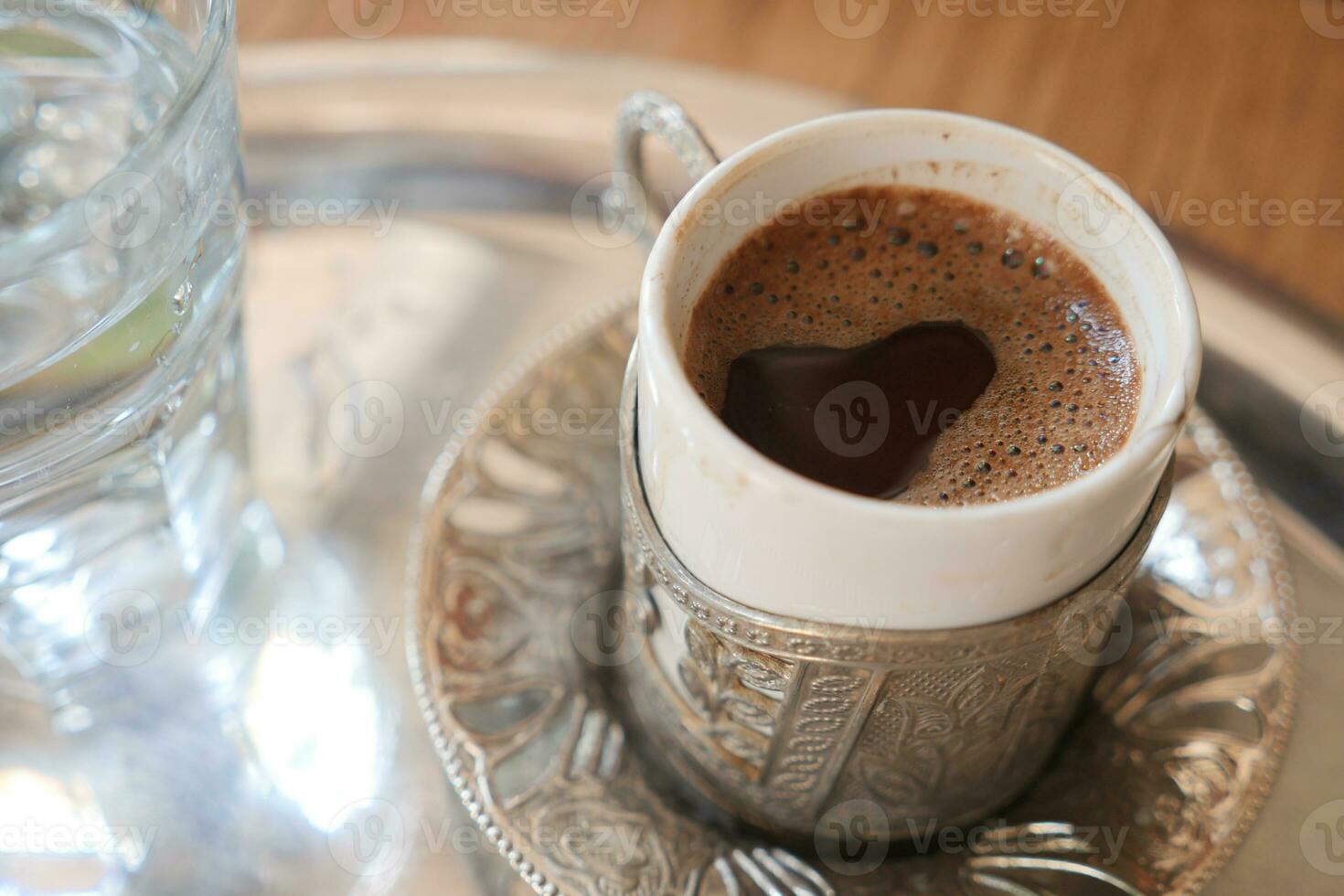 een kop van Turks koffie Aan tafel foto