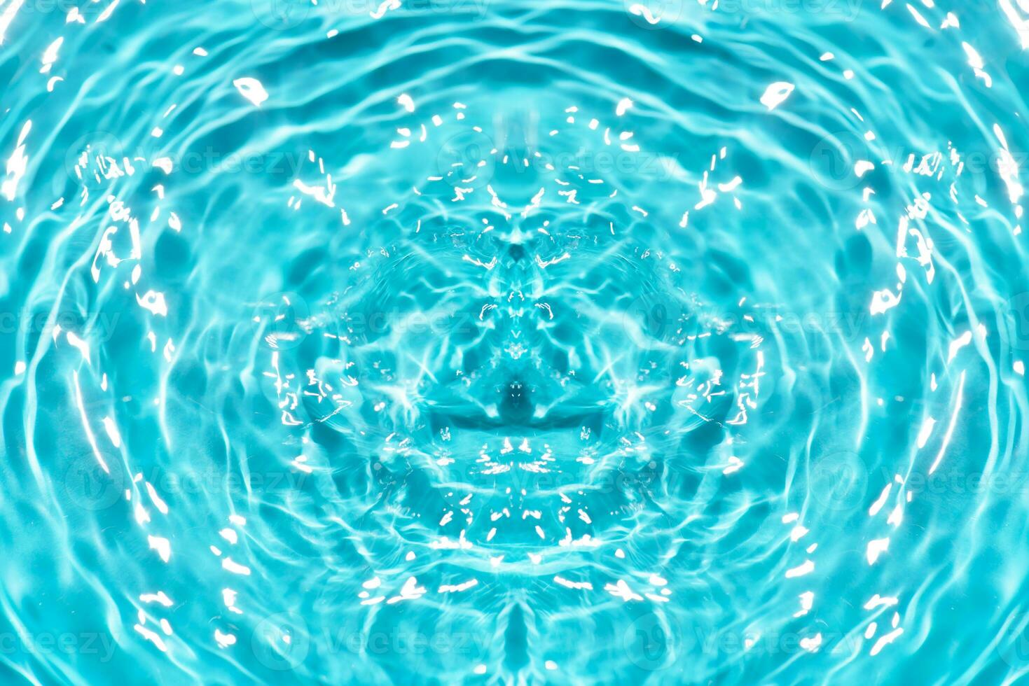 onscherp wazig transparant blauw gekleurde Doorzichtig kalmte water oppervlakte structuur met spatten reflectie. modieus abstract natuur achtergrond. water golven in zonlicht met kopiëren ruimte. blauw waterverf schijnen. foto