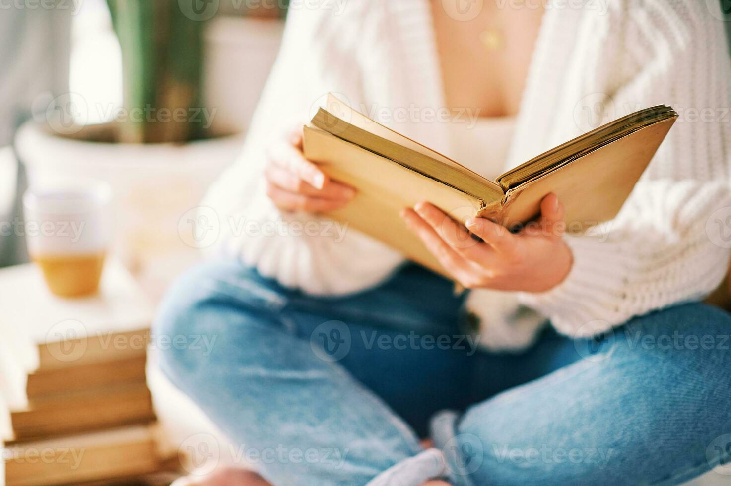 dichtbij omhoog beeld van oud wijnoogst boek lezing door jong meisje foto