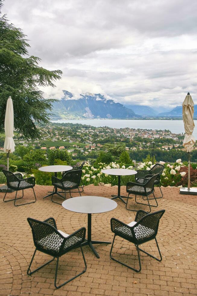 knus terras met een verbazingwekkend visie van meer Genève en vevey stad, Zwitserland foto