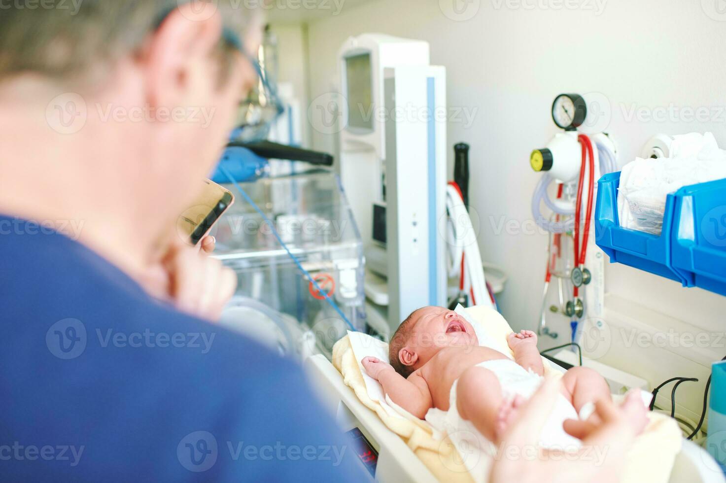 huilen pasgeboren baby Aan gewicht schaal in ziekenhuis, eerste dagen van leven foto