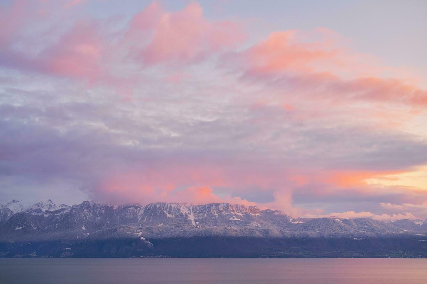 winter landschap van meer Genève of lak leman Bij zonsondergang, Zwitserland foto