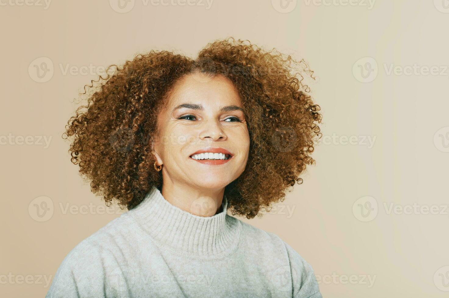 dichtbij omhoog studio portret van mooi midden- leeftijd vrouw 50 - 55 jaren oud foto