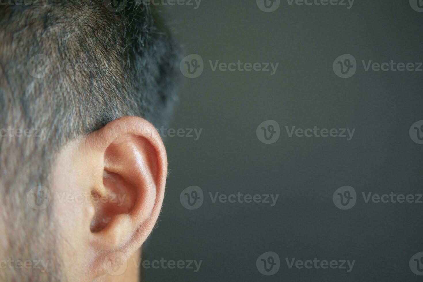 detailopname van menselijk oor Aan zwart achtergrond foto