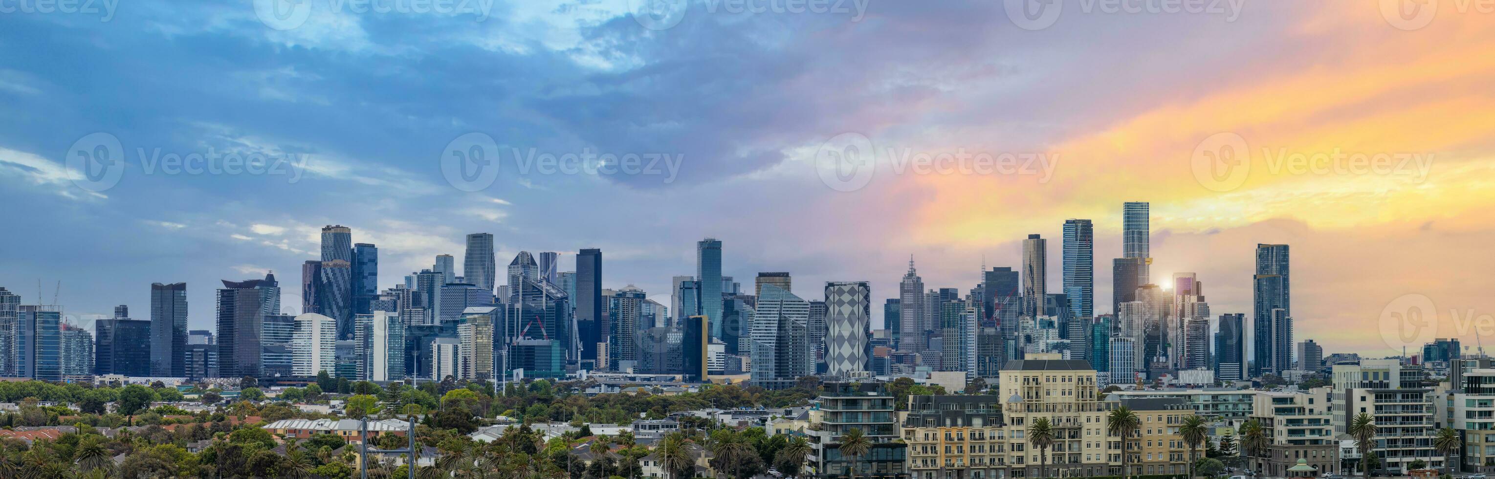 Australië toneel- Melbourne downtown horizon panorama in de buurt Yarra rivier- en financieel bedrijf centrum foto