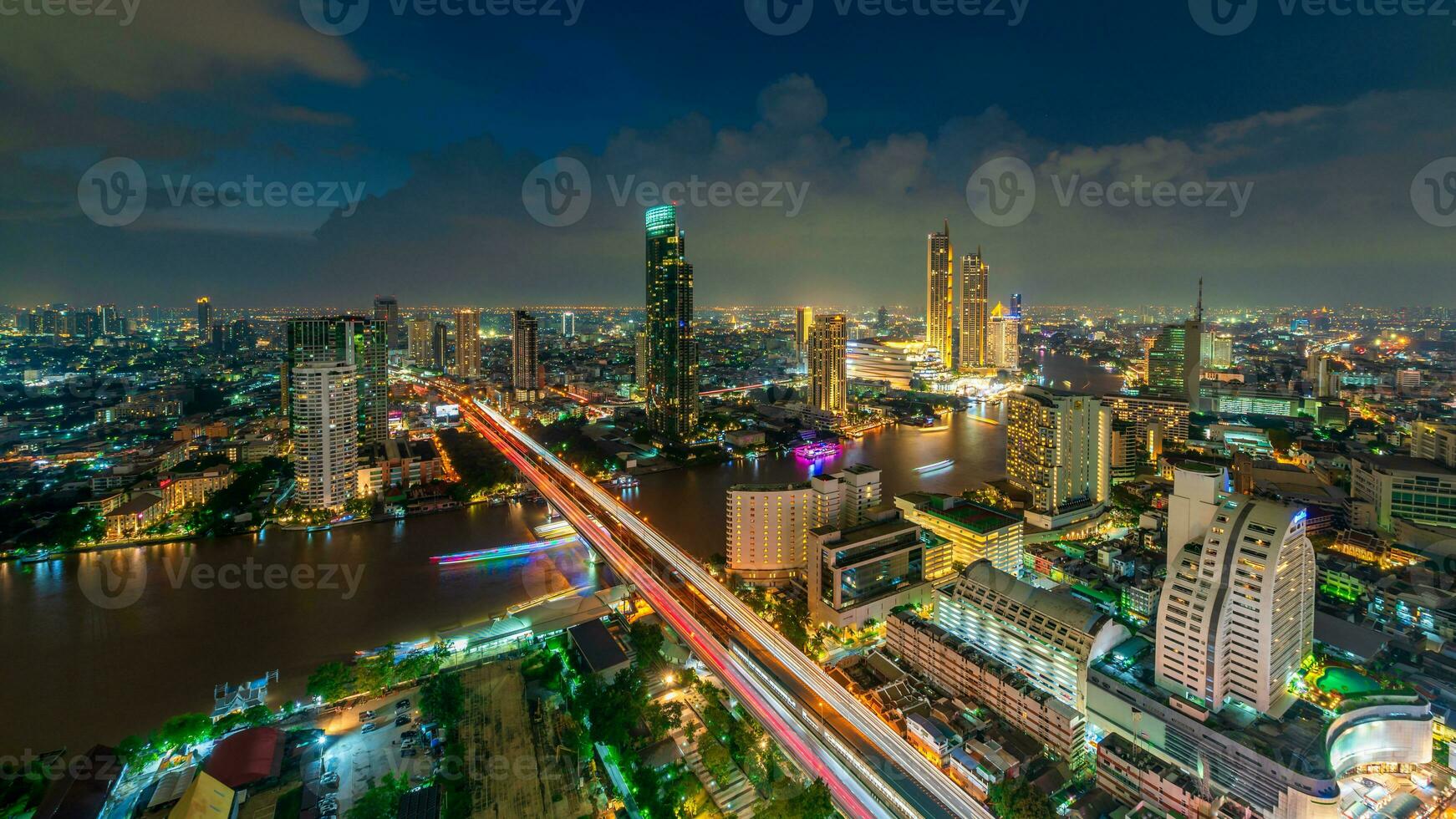 avond visie met bedrijf gebouwen langs de rivier- Bij Bangkok, Thailand foto