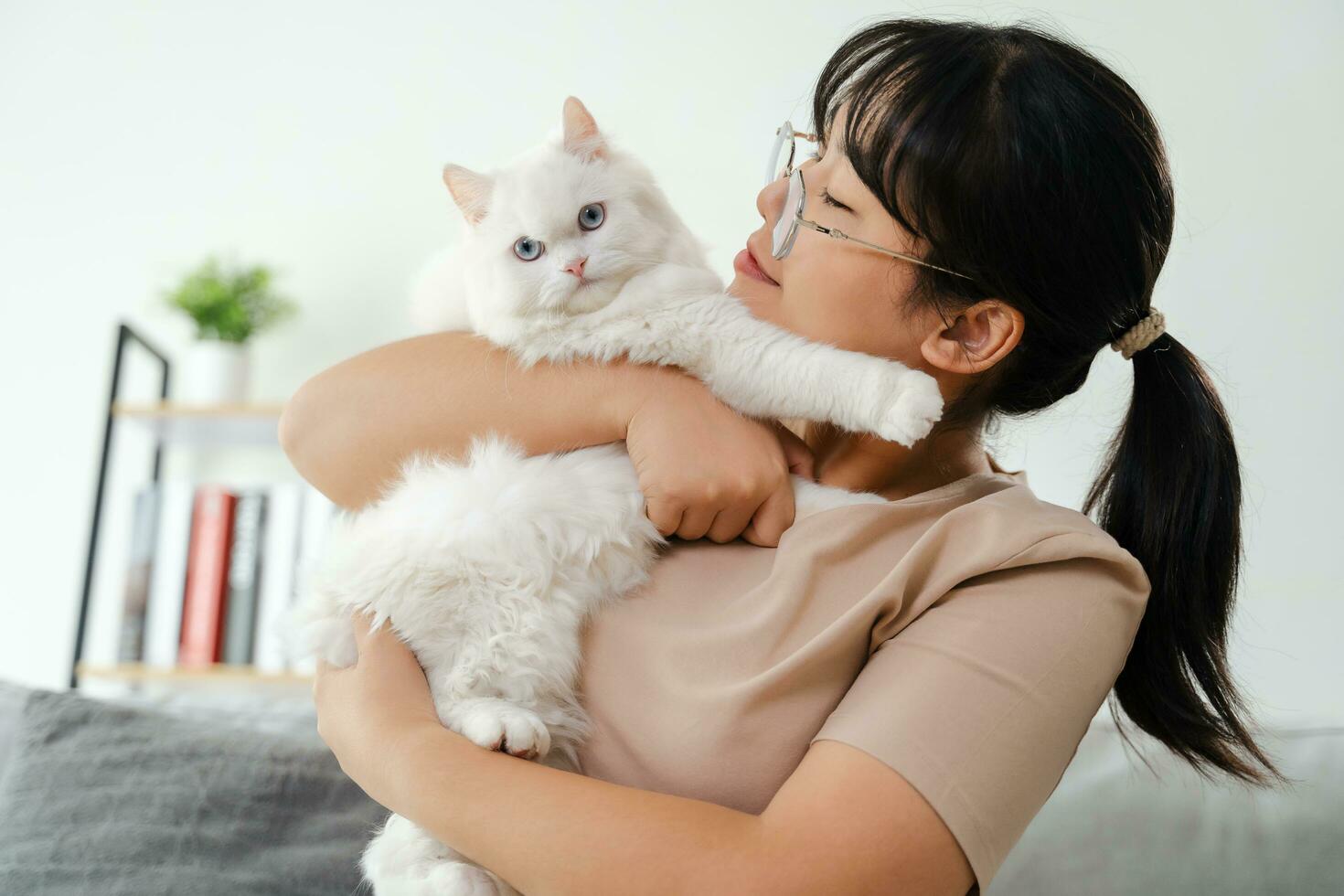 gelukkig vrouw spelen met kat in knus leven kamer Bij huis. foto