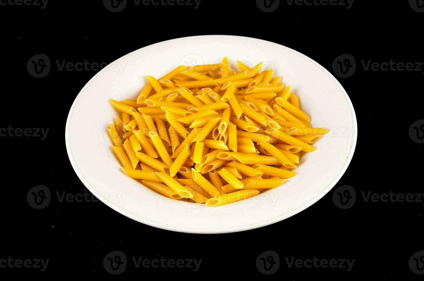 een wit bord gevulde met geel pasta foto