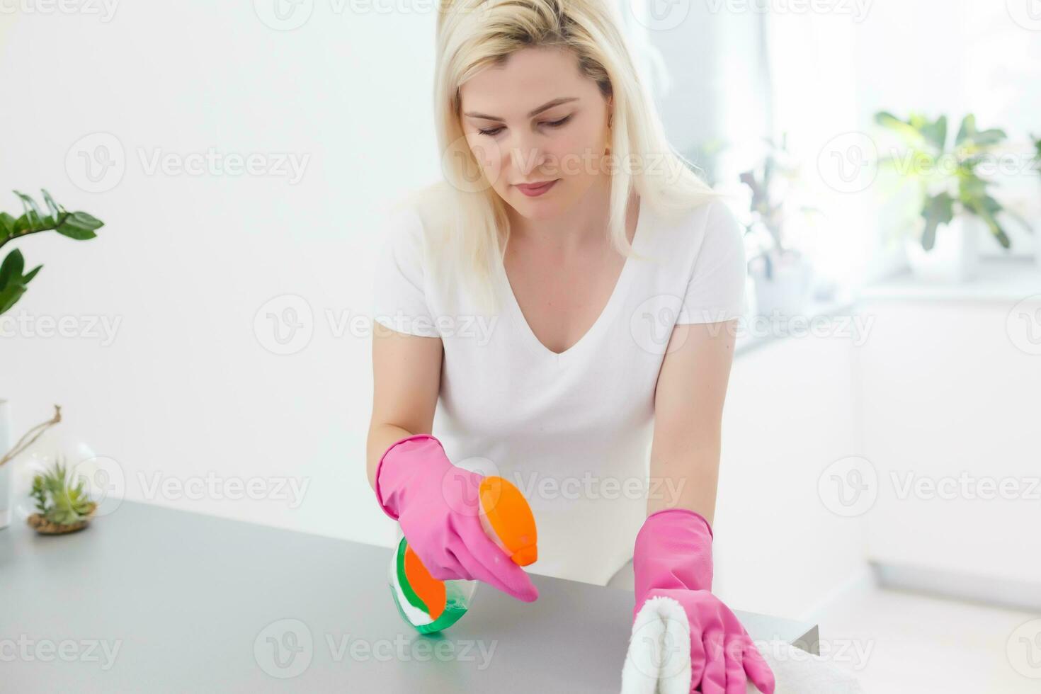 jong vrouw aan het doen huiswerk, schoonmaak de keuken foto