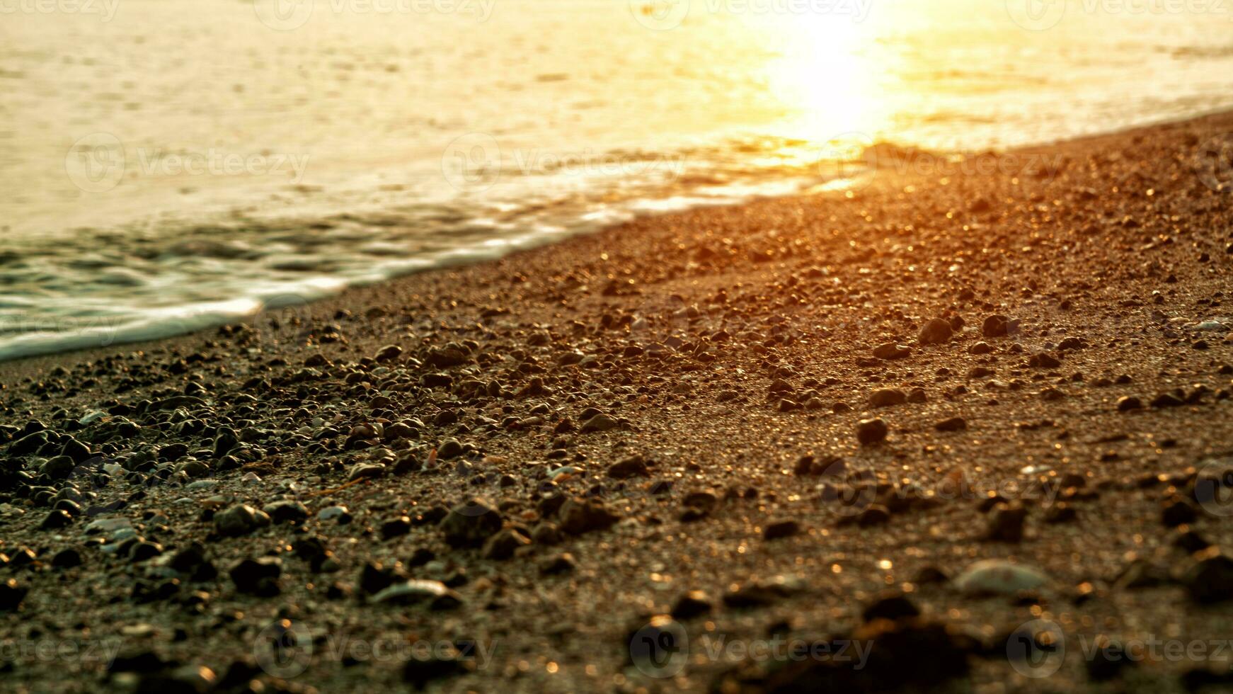 golven crashen Aan de strand Bij zonsopkomst foto