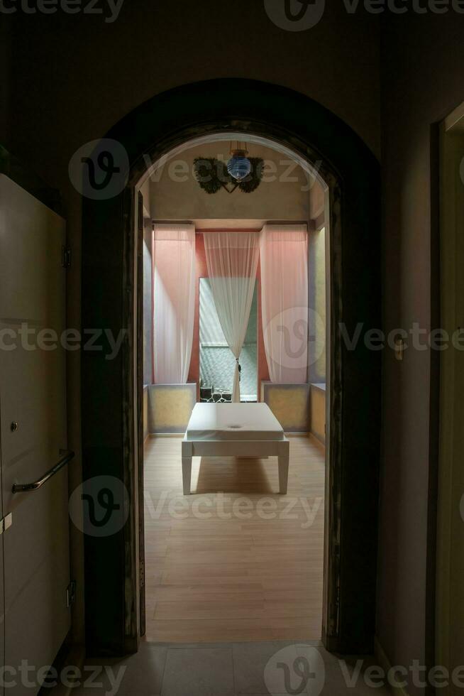 spa kamer met roze gordijn foto