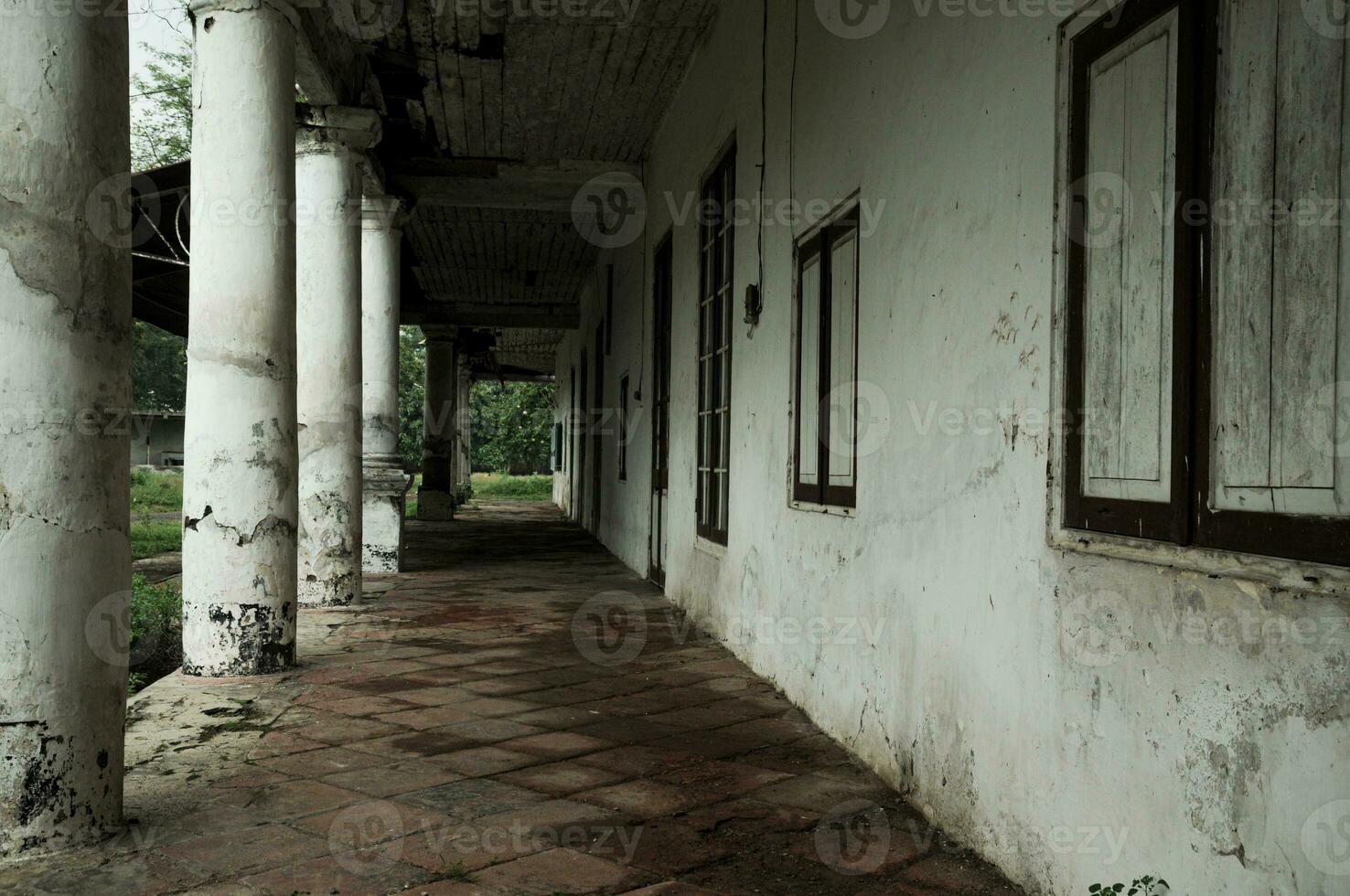 terras van een leeg huis dat heeft geweest links in een staat van verval foto