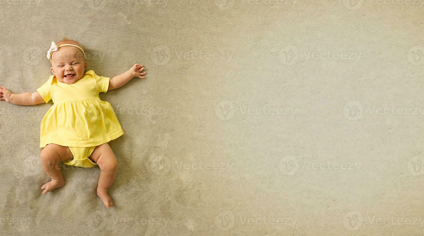 schattig, zoet en charmant weinig meisje in een geel bodysuit aan het liegen Aan de bed en lachend. foto