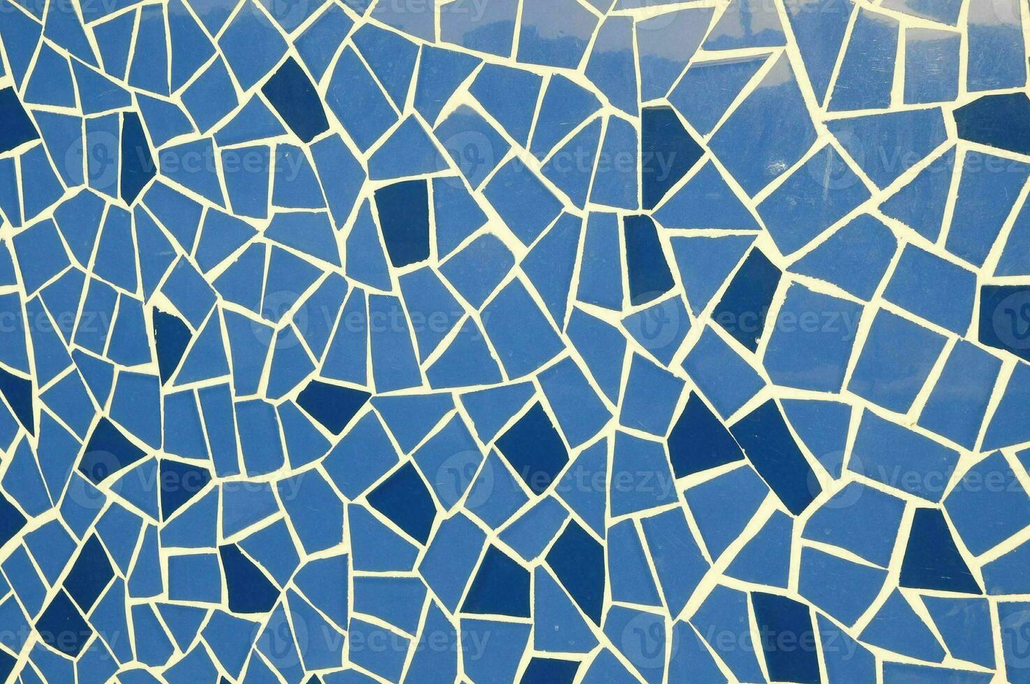 een blauw mozaïek- muur met wit en blauw tegels foto