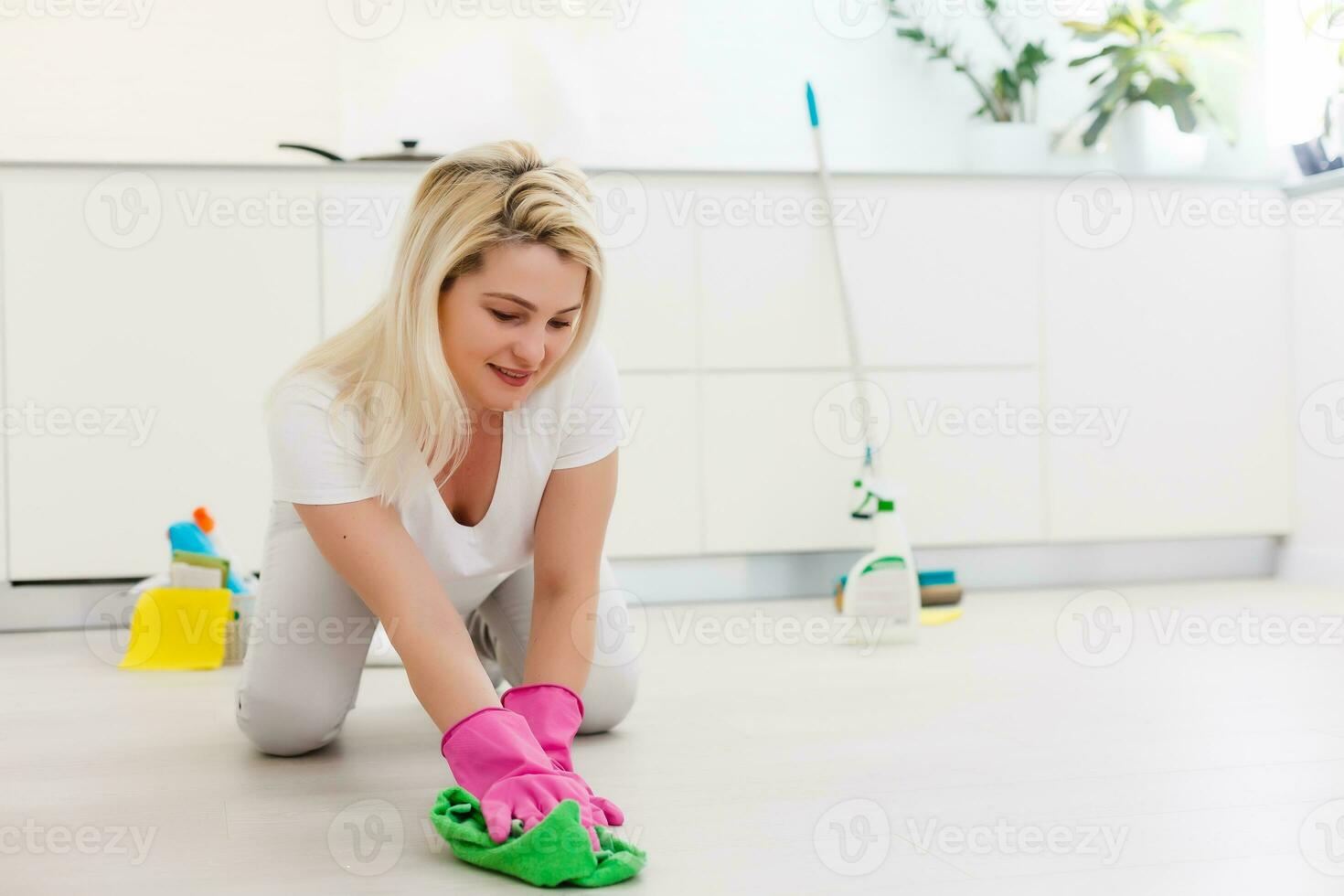 jong vrouw aan het doen huiswerk, schoonmaak de keuken foto