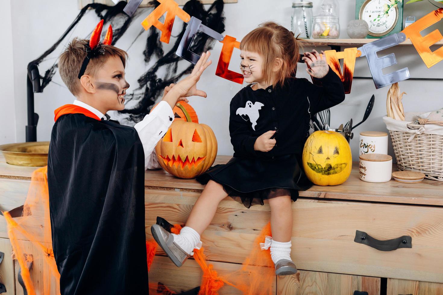 klein meisje en jongen zijn eng elkaar - halloween concept foto