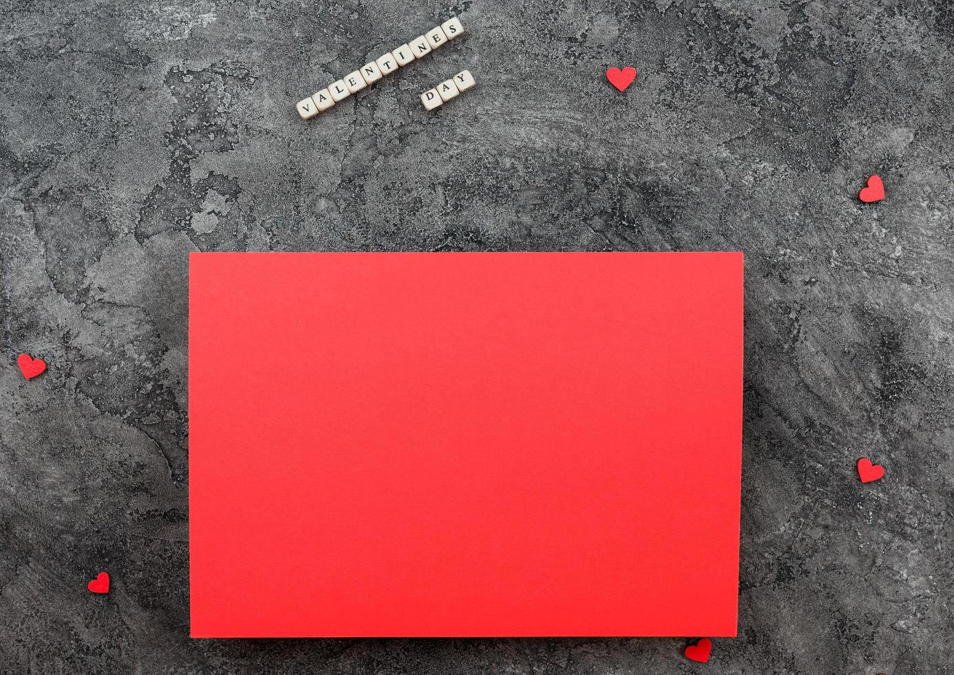 rood wensblad op een grijze achtergrond. Valentijnsdag thema foto