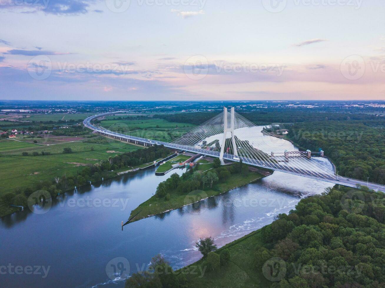 antenne visie van de roodzinski brug in de laat middag foto