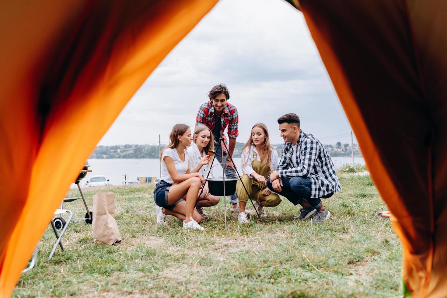 een gezelschap van vrienden rust uit op de camping foto