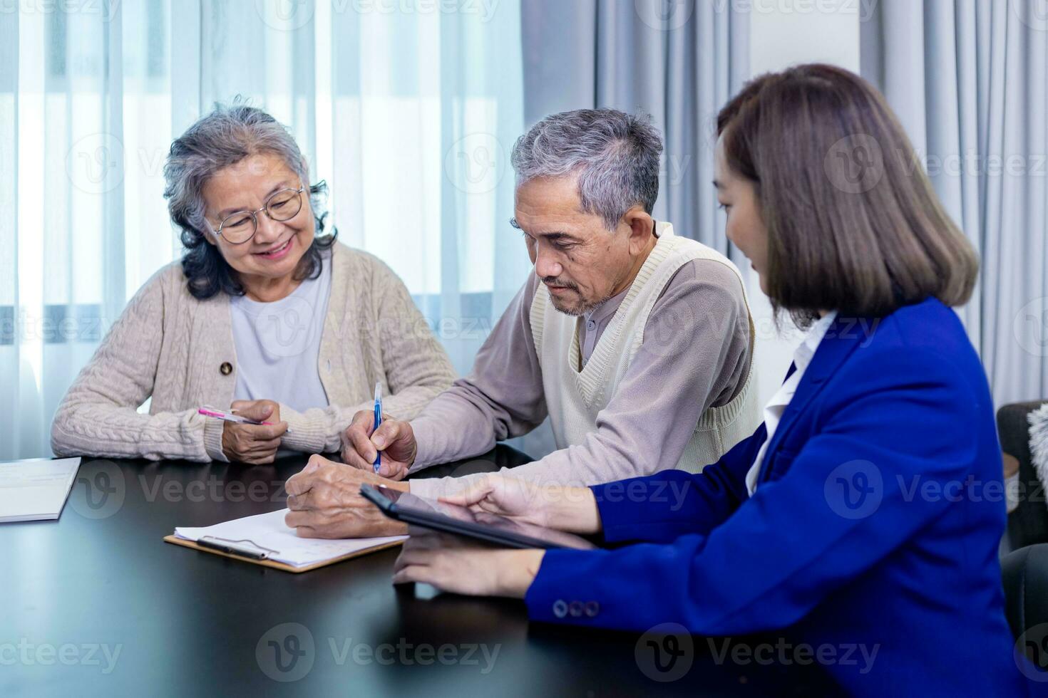 Aziatisch senior paar ondertekening wettelijk financieel contract en verzekering Gezondheid zorg voordeel voor pensioen huis bezoek onderhoud door professioneel advocaat consultant foto