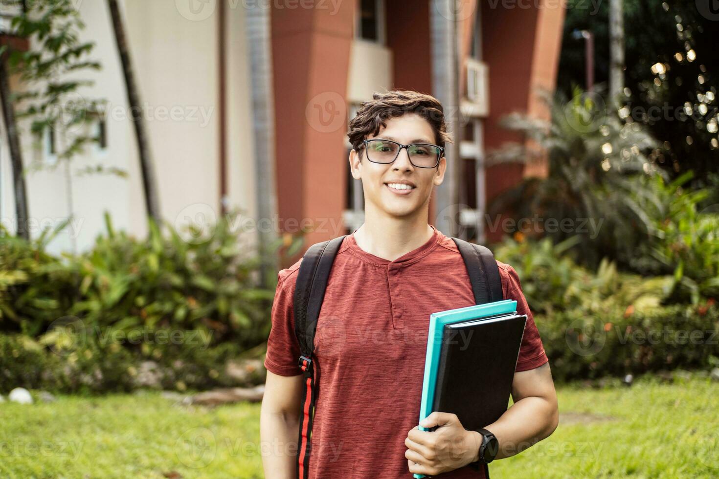 jong spaans leerling glimlachen gelukkig vervelend een rugzak Bij de Universiteit campus. foto