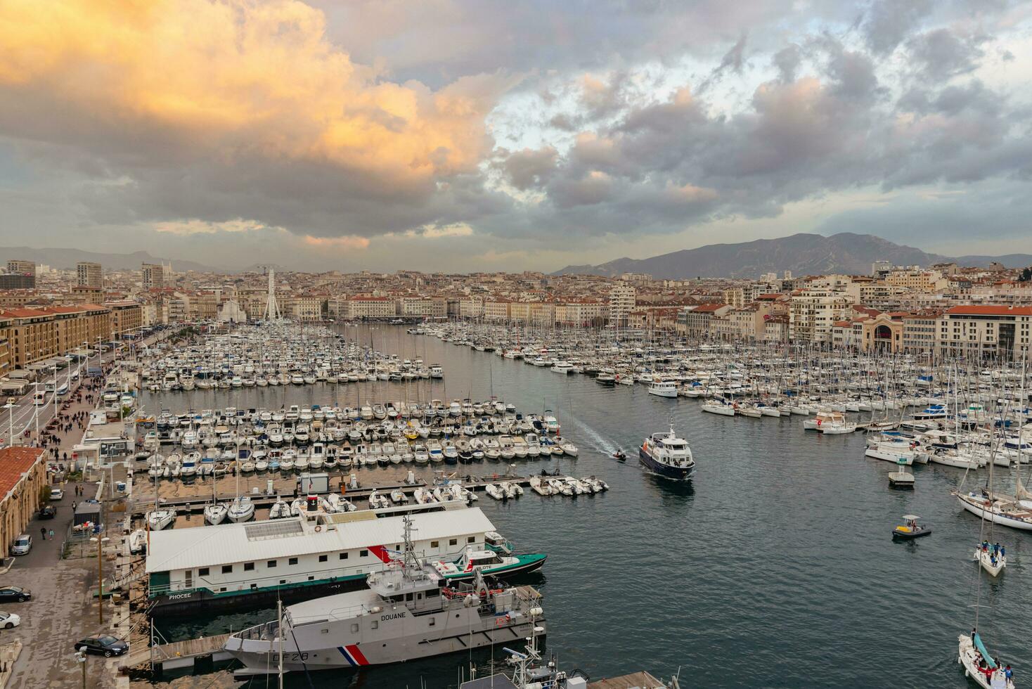 marseille, Frankrijk - nov 12, 2021 - oud haven van Marseille gedurende zonsondergang foto