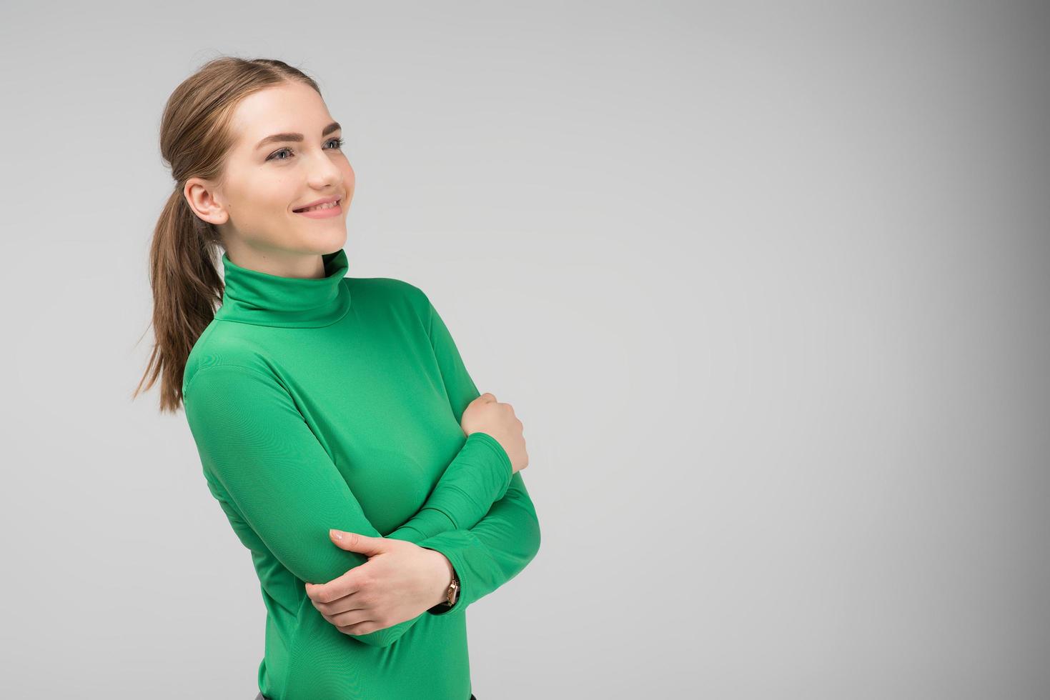 jong meisje knuffelt zichzelf poserend in de studio foto