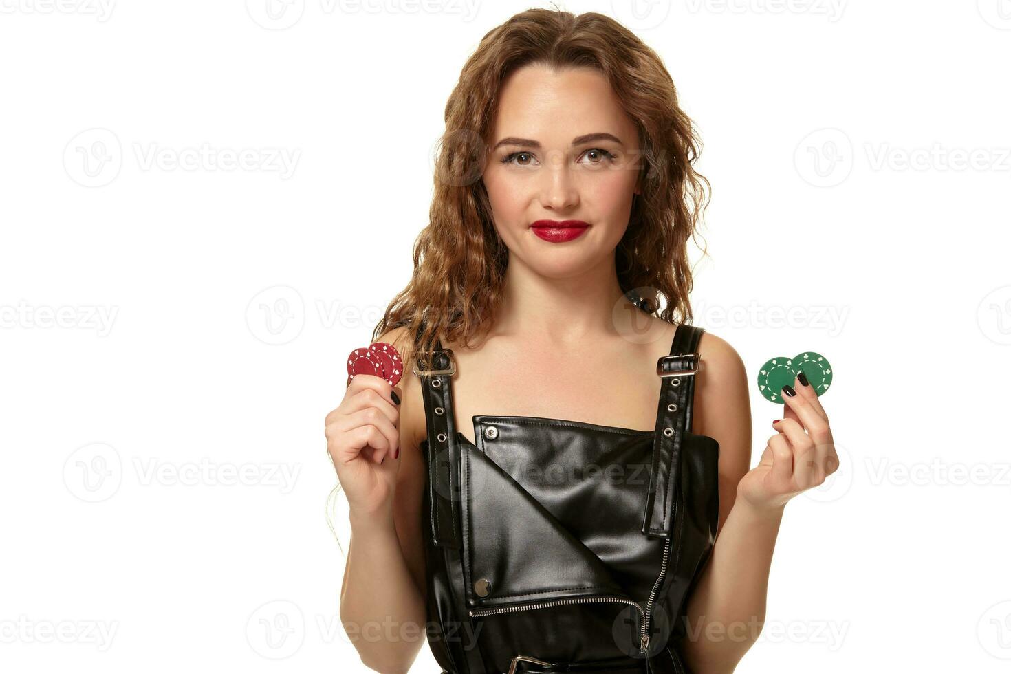 casino concept. portret van jong mooi Kaukasisch vrouw, spelen in casino. roulette, poker chips, kaarten, wiel, geïsoleerd wit achtergrond foto